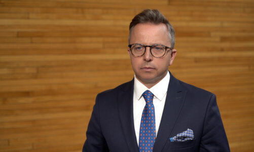 PE pracuje nad zmianą rozliczania redukcji emisji CO2 dla nowych aut. Producenci mogą uniknąć wysokich kar