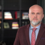 Lekarz: Karol Nawrocki zapewne sporo papierosów w swoim życiu wypalił. Stwierdził, że w kampanii lepiej będzie je zastąpić woreczkami nikotynowymi