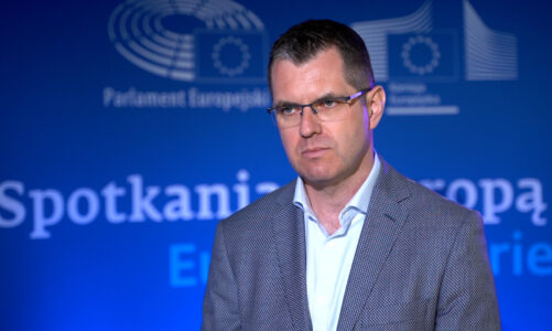 Coraz więcej Polaków widzi korzyści płynące z obecności w UE. Co ósmy wciąż jednak nie potrafi ich wskazać