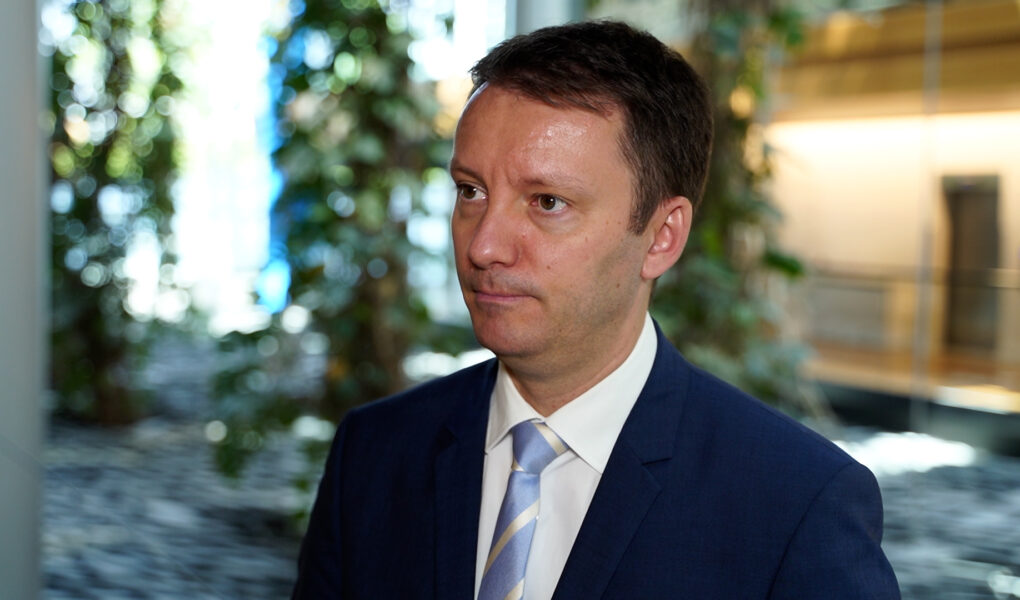 Europosłowie za wydłużeniem finansowania krajowych planów odbudowy o 1,5 roku. Apelują o większą przejrzystość wydatków