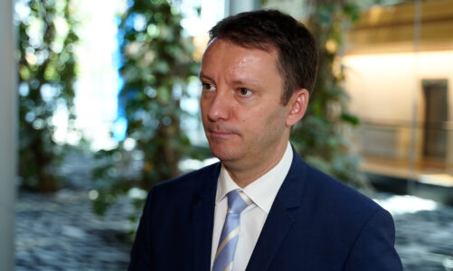 Europosłowie za wydłużeniem finansowania krajowych planów odbudowy o 1,5 roku. Apelują o większą przejrzystość wydatków