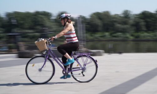 Część środków z Planu Społeczno-Klimatycznego trafi na walkę z ubóstwem transportowym. Organizacje branżowe apelują o zmianę priorytetowych projektów [DEPESZA]