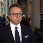 KE zapowiada przegląd przepisów dotyczących zakazu sprzedaży aut spalinowych. Zdaniem polskich europosłów w obecnych warunkach jest on nierealny