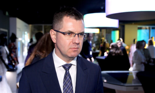 W UE powstaje 12 mln t odpadów tekstylnych rocznie. Artyści przez sztukę chcą promować drugi obieg w modzie